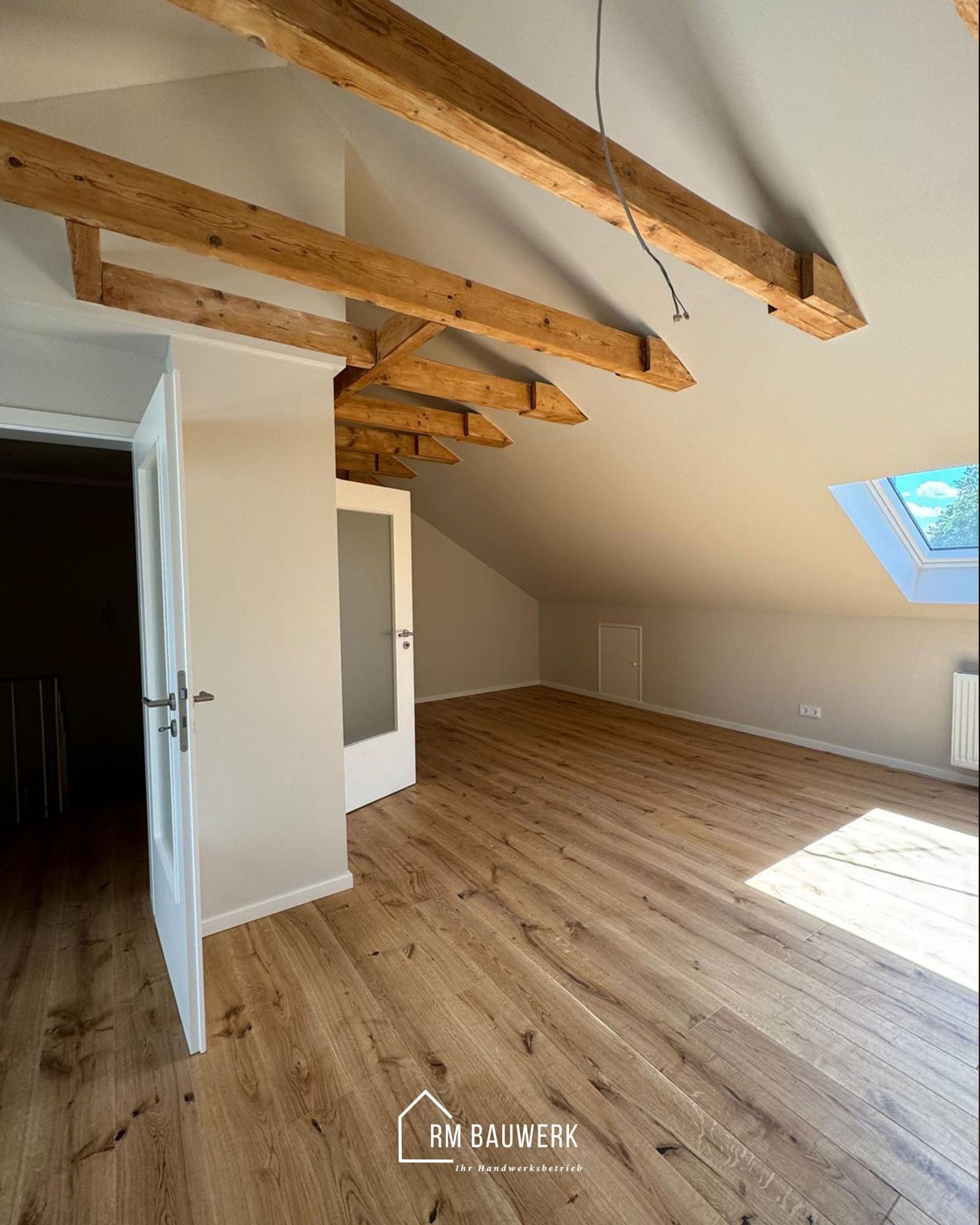 Dachausbau mit natuerlichen Holzbalken